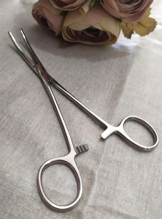 Scissors/ Tweezers to stuff dolls