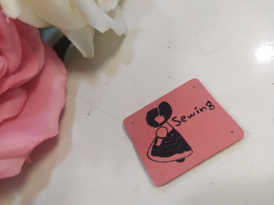 Placa em pele Sewing com boneca