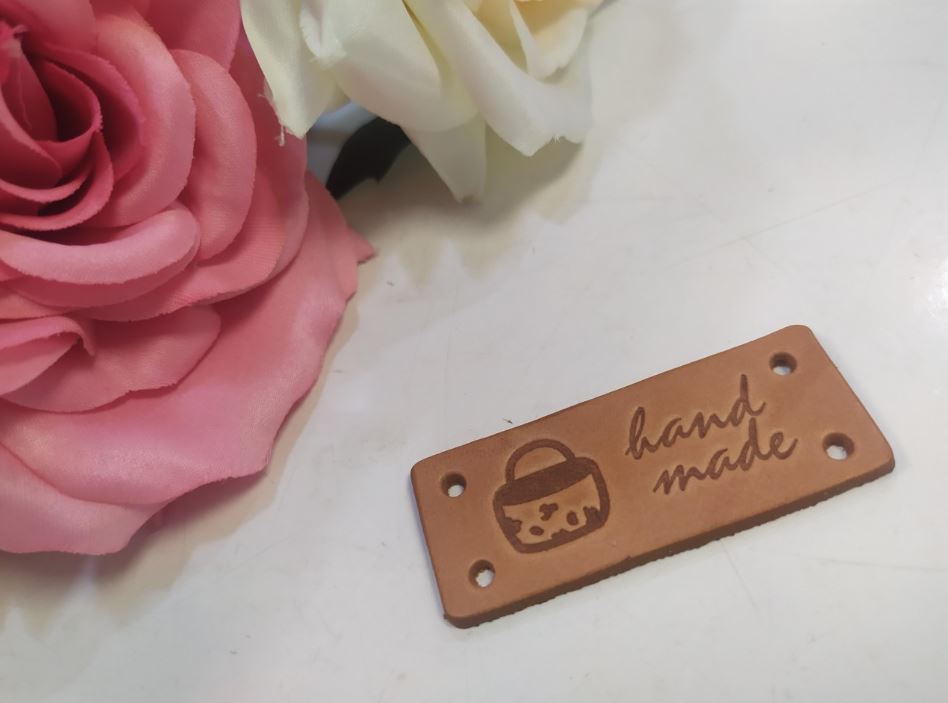 Placa em pele camel handmade