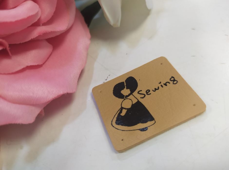 Placa em pele Sewing com boneca