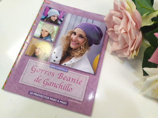 Livro Gorros Beanie de Ganchillo by Frauke Kiedaisch